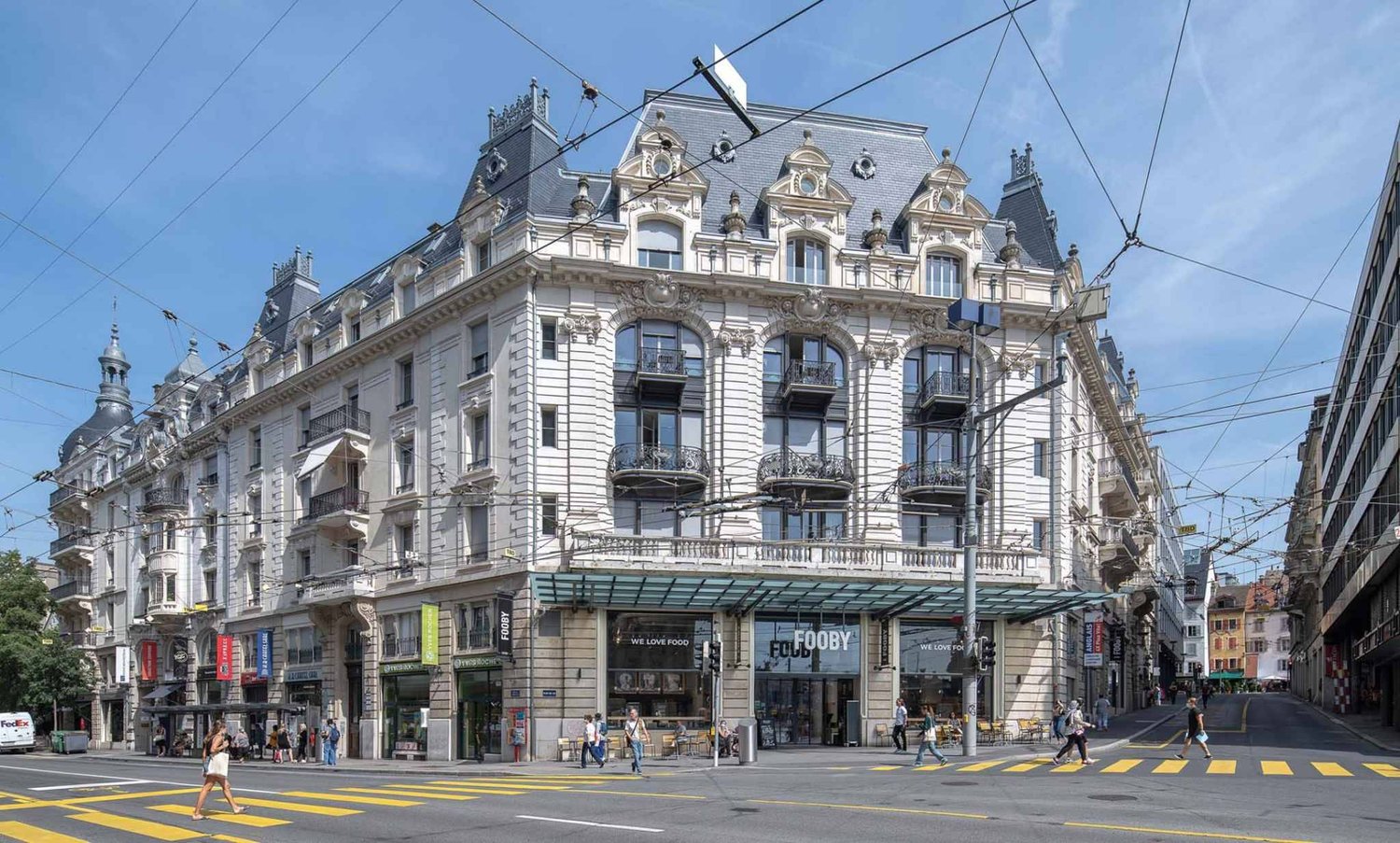 46m² arcade
Description":"Arcade, offices, premises of 46 m2 for rent in Lausanne
Ideally located near the esplanade du Flon

On the ground floor of a Haussmannian building
Very high standard

2 distinct accesses
Layout and finishing according to the tenant's wishes
High ceilings
Very bright

Availa