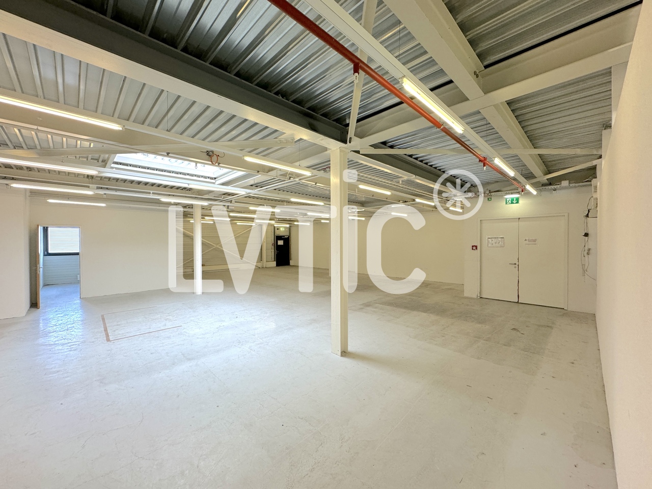 290m² shop