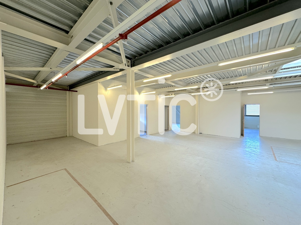 290m² shop