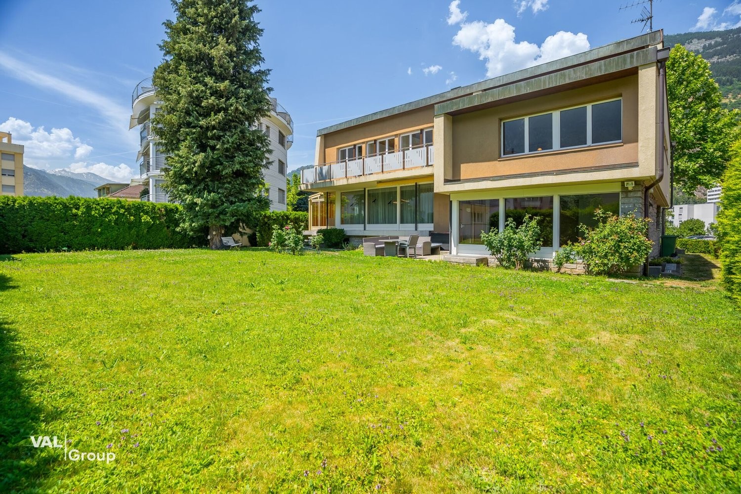 Living / commercial building