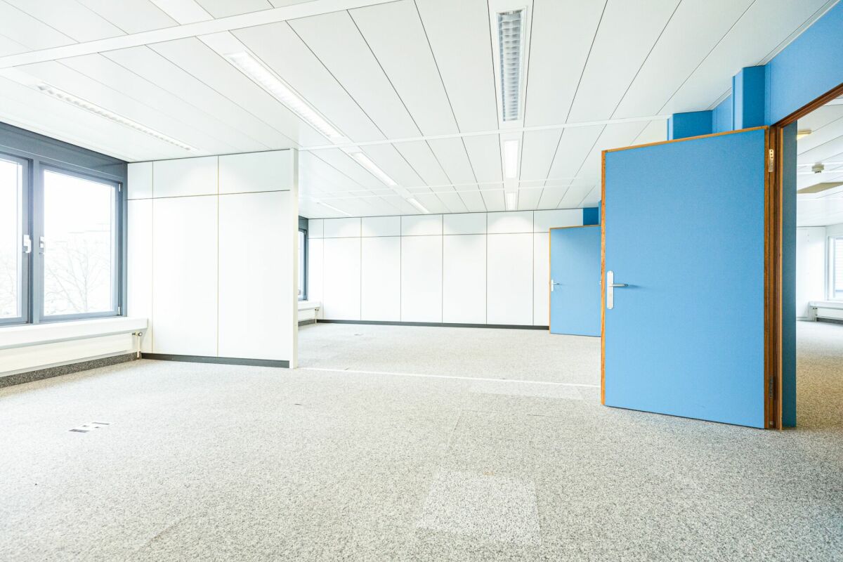 2977m² office, photo 1 of 3