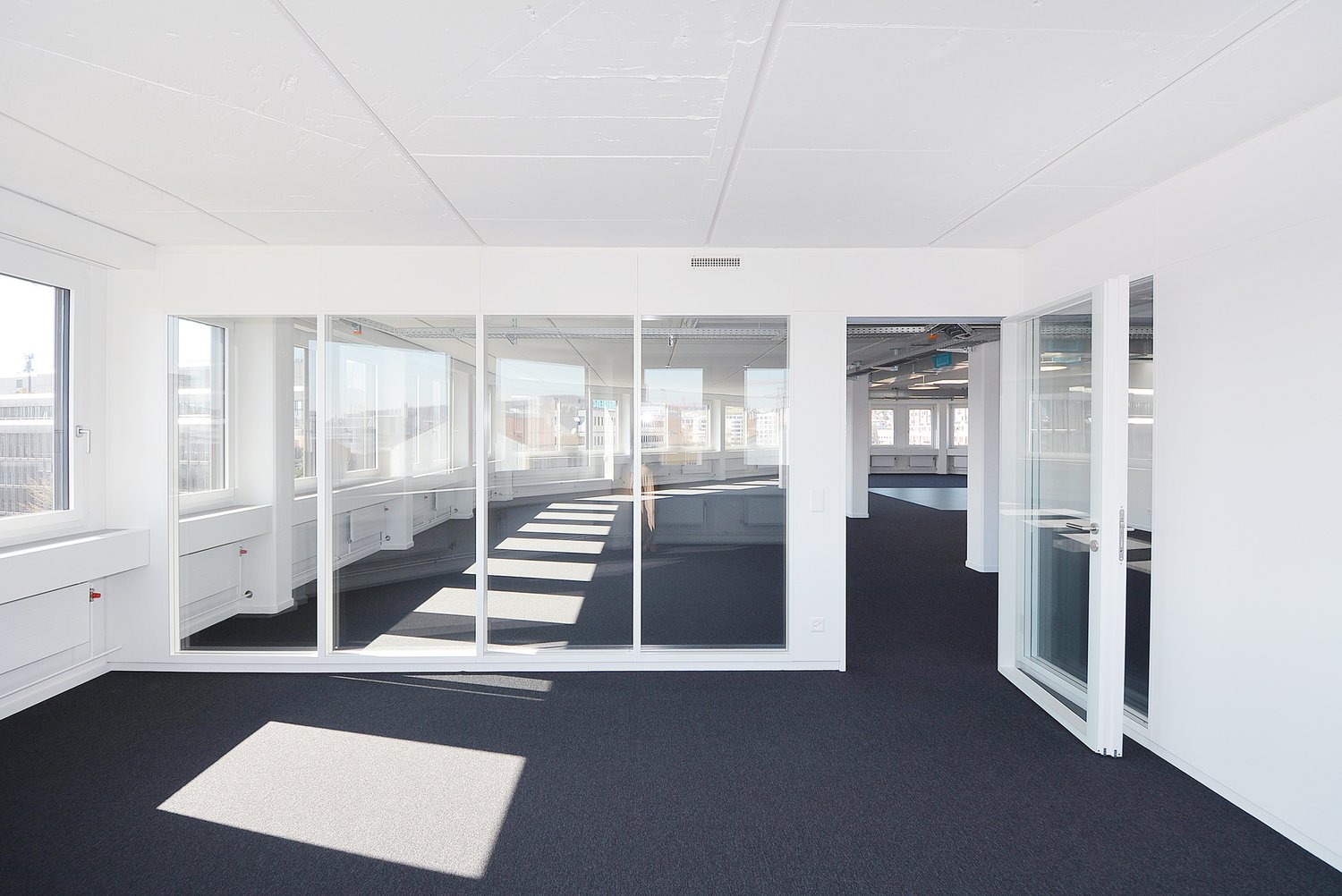 304m² office

Finished office spaces on the 5th floor - rent with a view.

On the top floor of the extensively renovated property, we are renting out a finished office area of 304m2.

What do you get?

- finished meeting rooms, individual offices as well as focus rooms

- Open kitchenette

- Ventila, photo 3 of 4