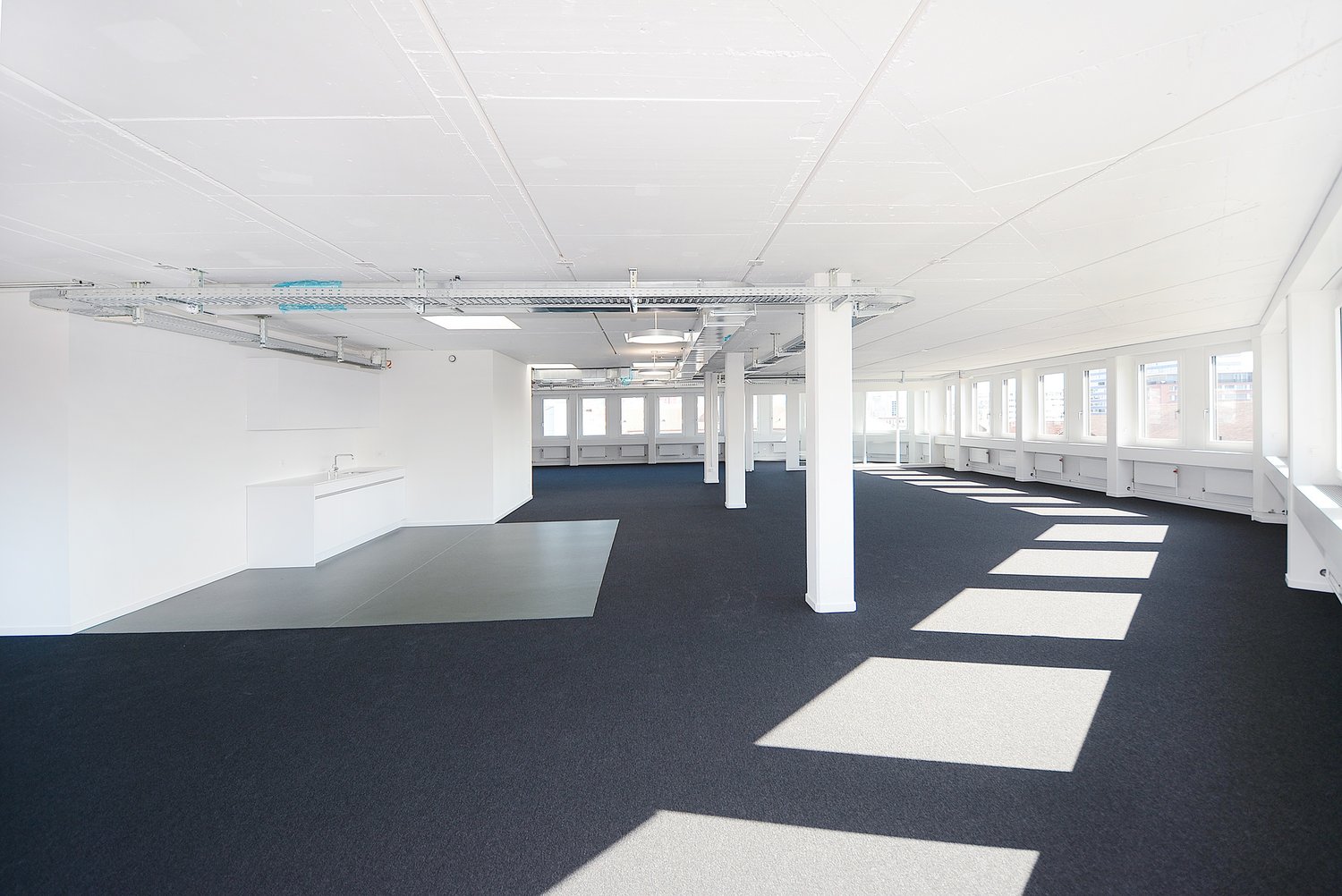 304m² office

Finished office spaces on the 5th floor - rent with a view.

On the top floor of the extensively renovated property, we are renting out a finished office area of 304m2.

What do you get?

- finished meeting rooms, individual offices as well as focus rooms

- Open kitchenette

- Ventila, photo 1 of 4