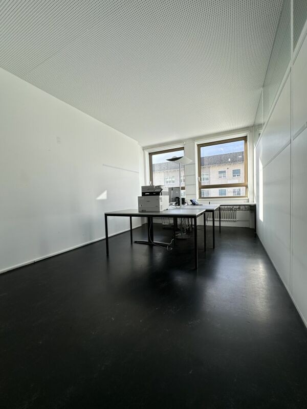 318m² office, photo 2 of 5