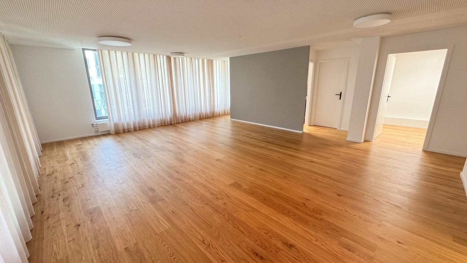111m² commercial, photo 1 of 8