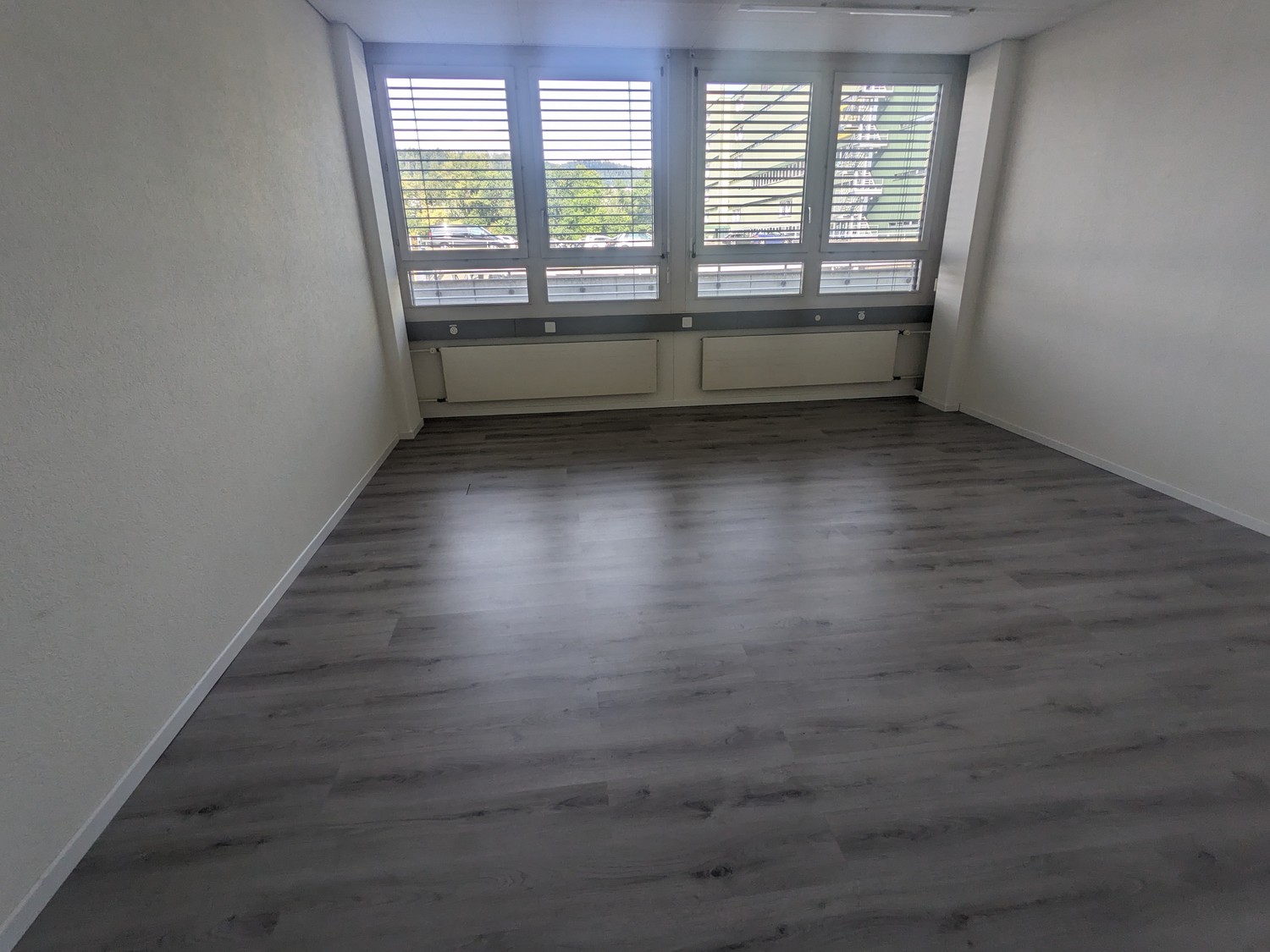 100m² office