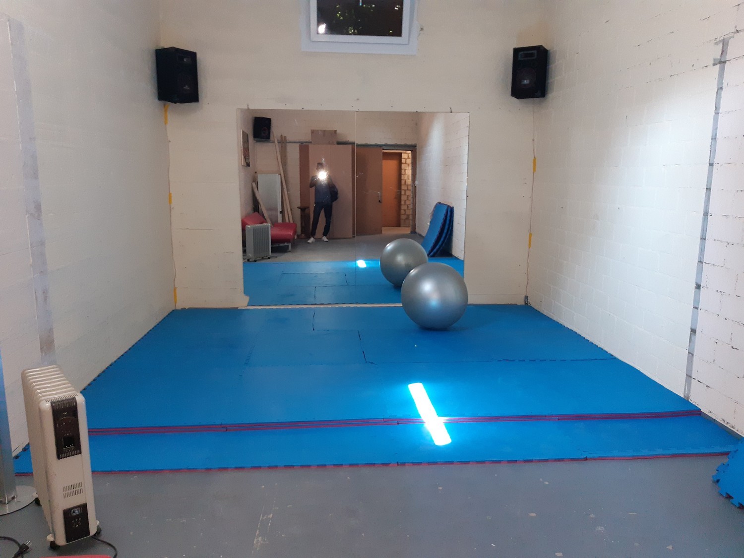32m² commercial","description":"Inexpensive, bright room with high ceiling in Littau ideal for fitness or dance studio. Parking space in front of the property (while present on site). Lift. Toilet."}