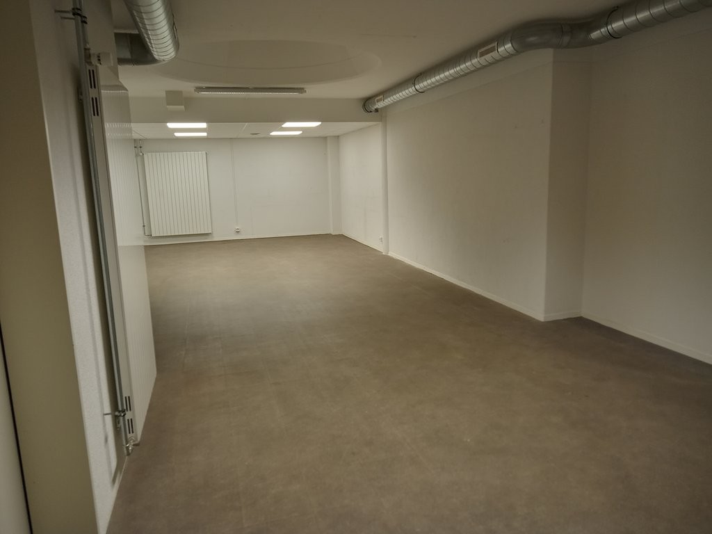 245m² office

Available immediately, spacious commercial premises of approximately 245 m2, ideal for artisanal activity, storage, a workshop or various professional activities. 

**Highlights**

  * Generous and modular surface 

  * Easy access 

  * Practical location in Lausanne 

  * Immediate a