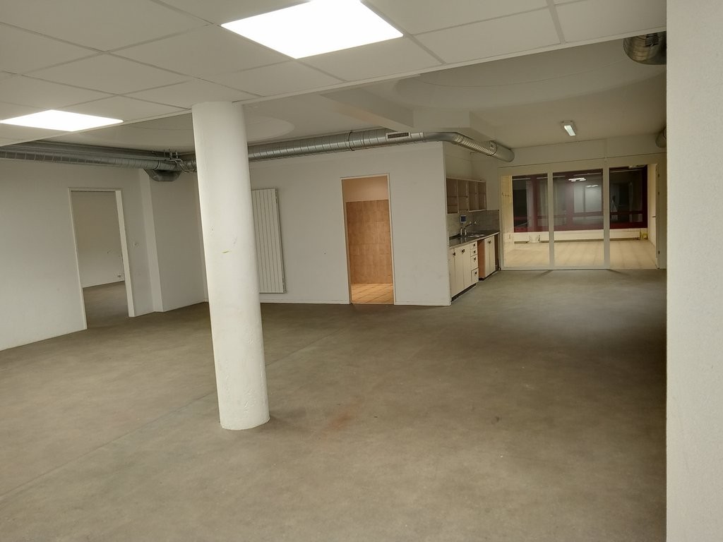 245m² office

Available immediately, spacious commercial premises of approximately 245 m2, ideal for artisanal activity, storage, a workshop or various professional activities. 

**Highlights**

  * Generous and modular surface 

  * Easy access 

  * Practical location in Lausanne 

  * Immediate a