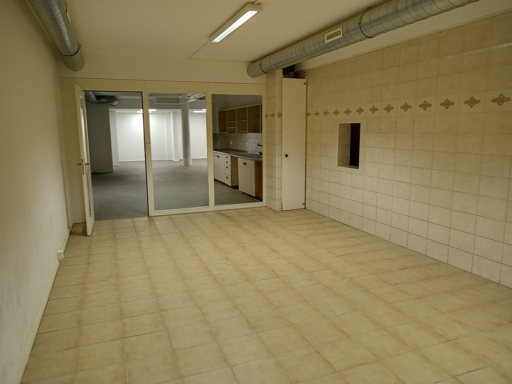 245m² office

Available immediately, spacious commercial premises of approximately 245 m2, ideal for artisanal activity, storage, a workshop or various professional activities. 

**Highlights**

  * Generous and modular surface 

  * Easy access 

  * Practical location in Lausanne 

  * Immediate a