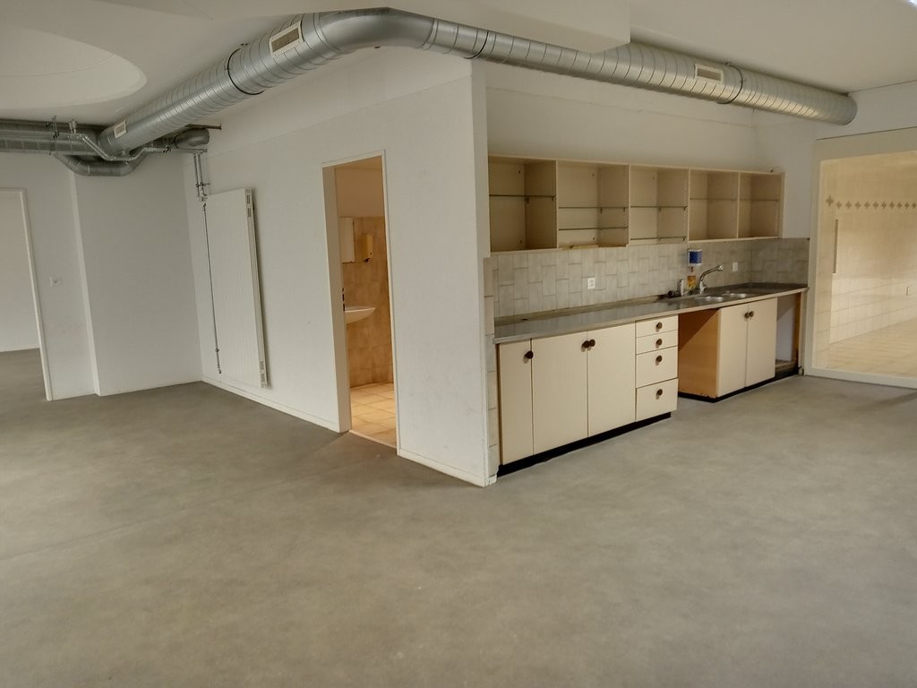 245m² office

Available immediately, spacious commercial premises of approximately 245 m2, ideal for artisanal activity, storage, a workshop or various professional activities. 

**Highlights**

  * Generous and modular surface 

  * Easy access 

  * Practical location in Lausanne 

  * Immediate a