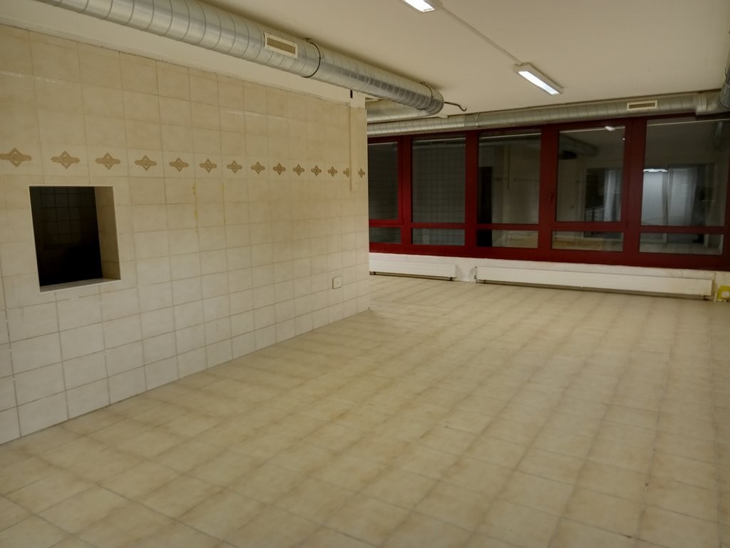 245m² office

Available immediately, spacious commercial premises of approximately 245 m2, ideal for artisanal activity, storage, a workshop or various professional activities. 

**Highlights**

  * Generous and modular surface 

  * Easy access 

  * Practical location in Lausanne 

  * Immediate a