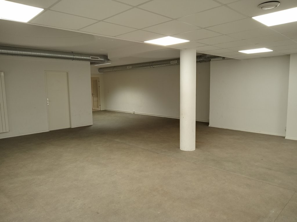 245m² office

Available immediately, spacious commercial premises of approximately 245 m2, ideal for artisanal activity, storage, a workshop or various professional activities. 

**Highlights**

  * Generous and modular surface 

  * Easy access 

  * Practical location in Lausanne 

  * Immediate a