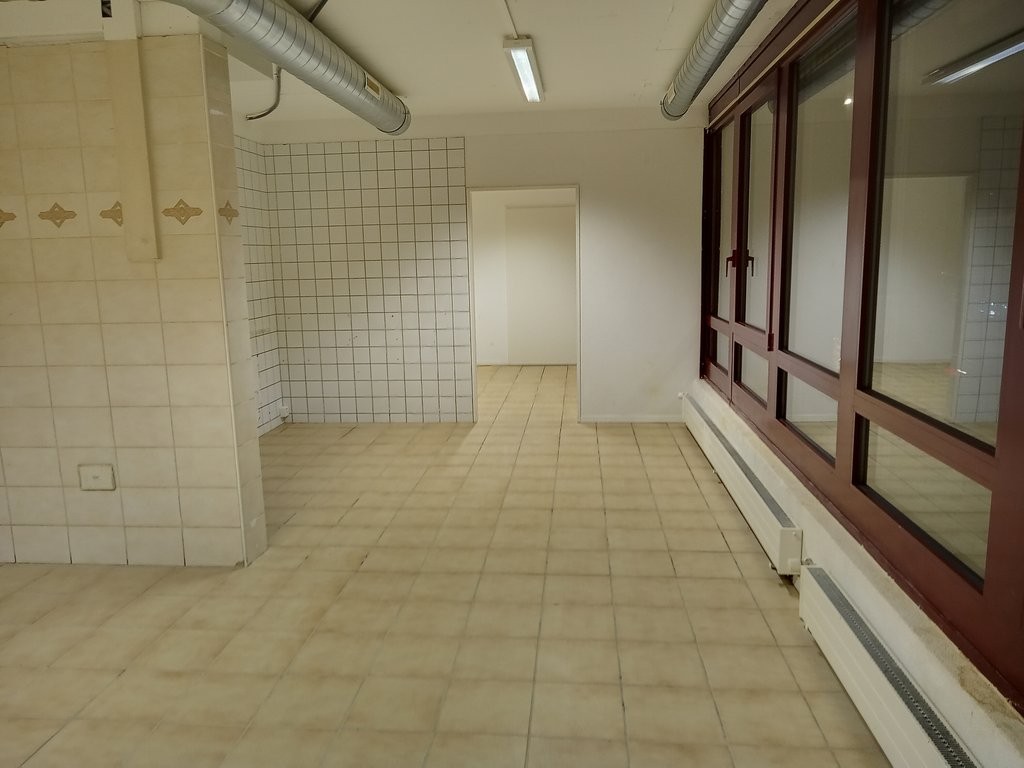 245m² office

Available immediately, spacious commercial premises of approximately 245 m2, ideal for artisanal activity, storage, a workshop or various professional activities. 

**Highlights**

  * Generous and modular surface 

  * Easy access 

  * Practical location in Lausanne 

  * Immediate a