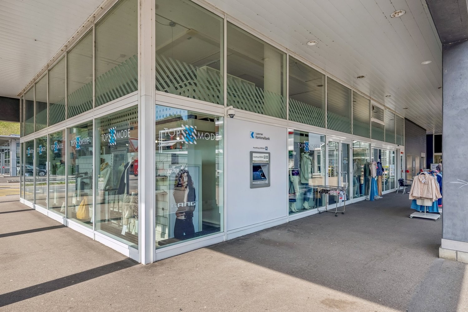279m² shop, photo 1 of 9