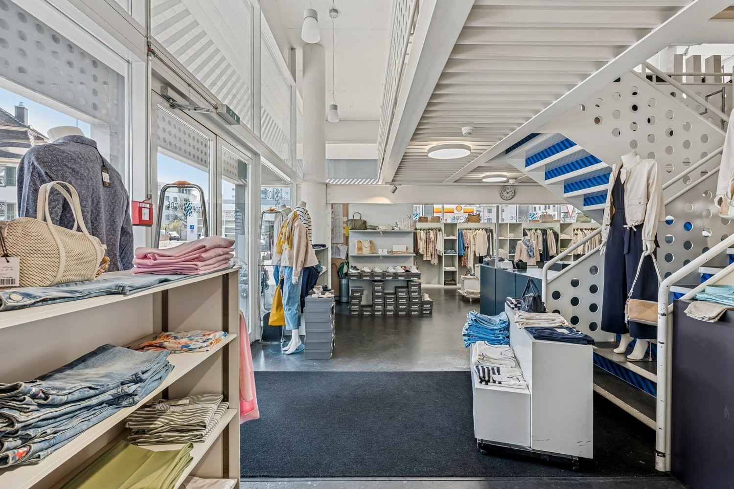 279m² shop, photo 2 of 9