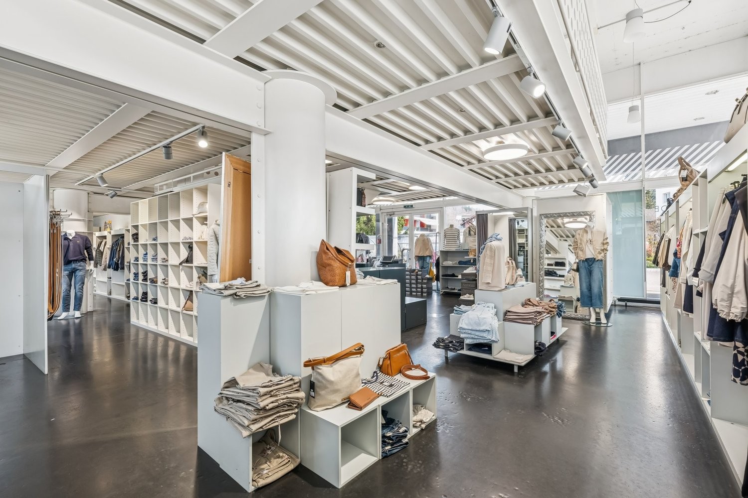 279m² shop, photo 3 of 9