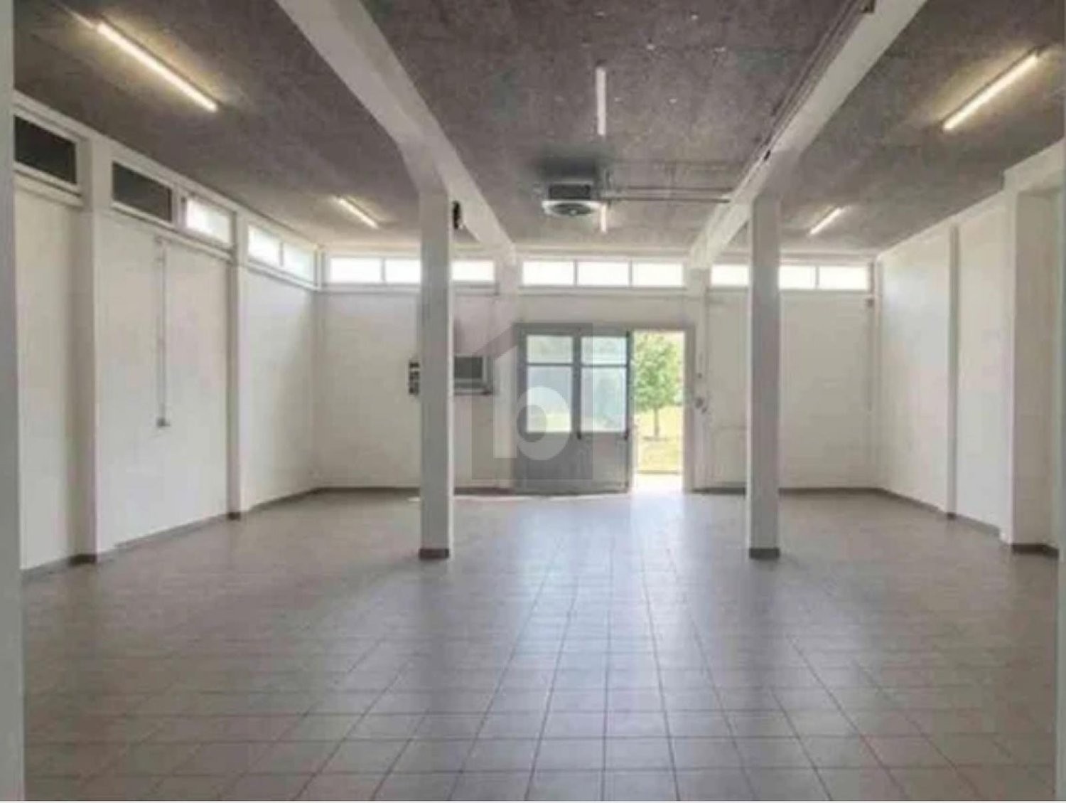 145m² storage room