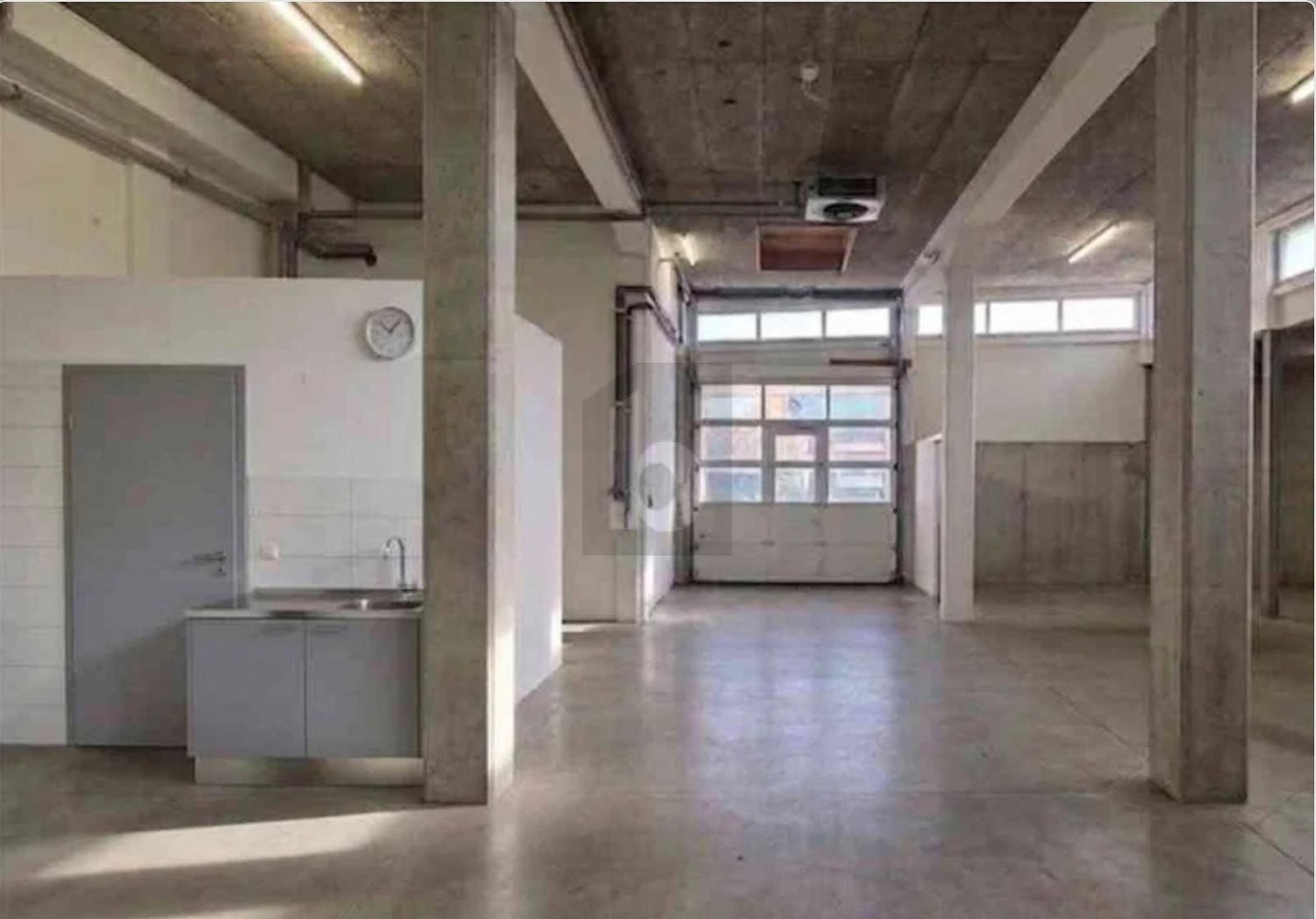145m² storage room