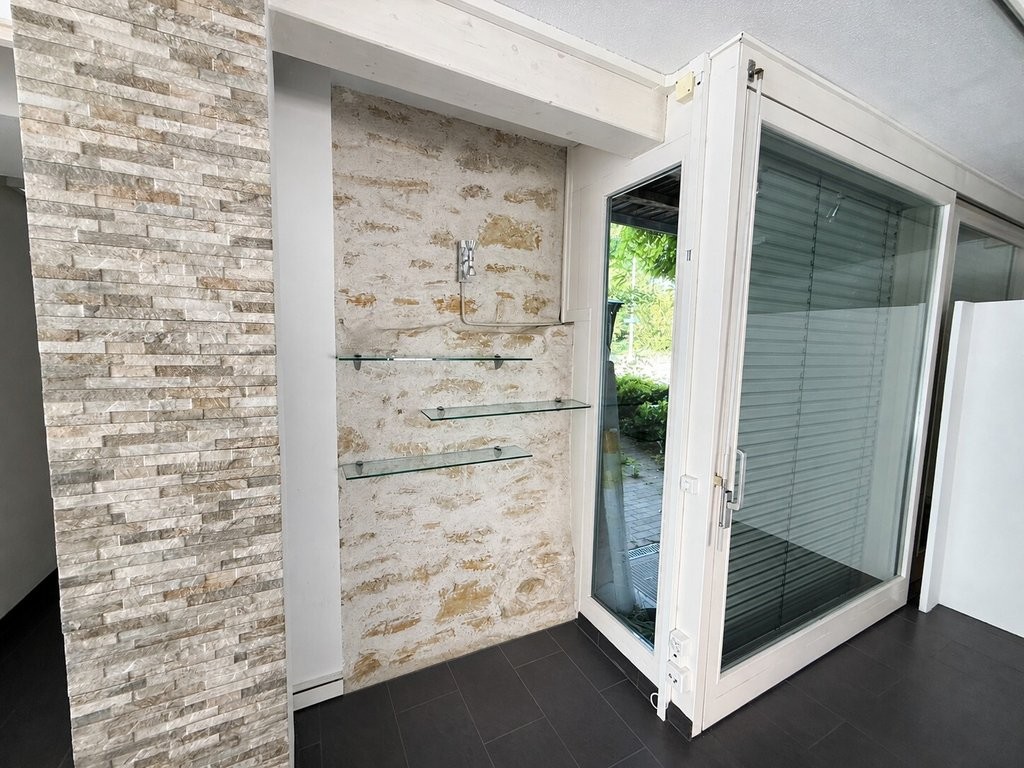 76m² shop