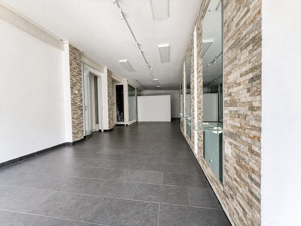 76m² shop