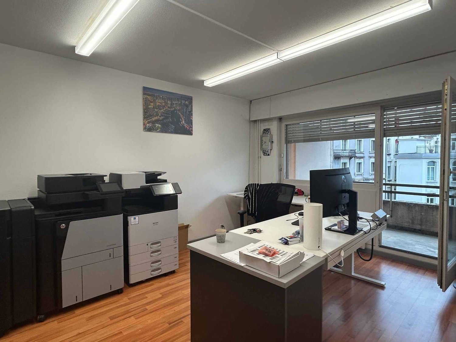 51m² office

Offices, 51 m2 premises for rent in La Chaux-de-Fonds

Strategic location on the POD
TP in front of the building
CFF station only 10 minutes away
Shops and services in the immediate vicinity

Partitioned offices
Sanitary facilities
Very bright

Availability: 01.10.2026

Rent: CHF 900.-/, photo 3 of 5