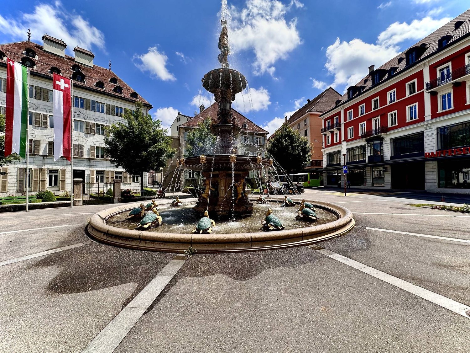 51m² office

Offices, 51 m2 premises for rent in La Chaux-de-Fonds

Strategic location on the POD
TP in front of the building
CFF station only 10 minutes away
Shops and services in the immediate vicinity

Partitioned offices
Sanitary facilities
Very bright

Availability: 01.10.2026

Rent: CHF 900.-/, photo 5 of 5