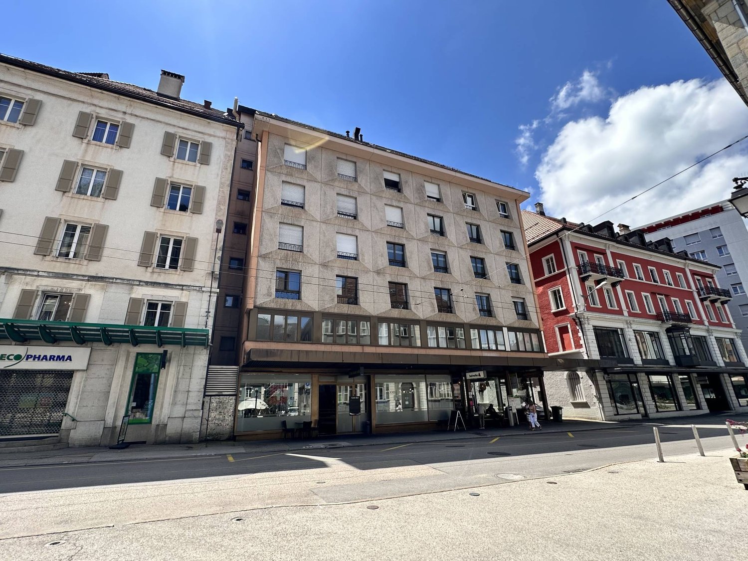51m² office

Offices, 51 m2 premises for rent in La Chaux-de-Fonds

Strategic location on the POD
TP in front of the building
CFF station only 10 minutes away
Shops and services in the immediate vicinity

Partitioned offices
Sanitary facilities
Very bright

Availability: 01.10.2026

Rent: CHF 900.-/, photo 2 of 5