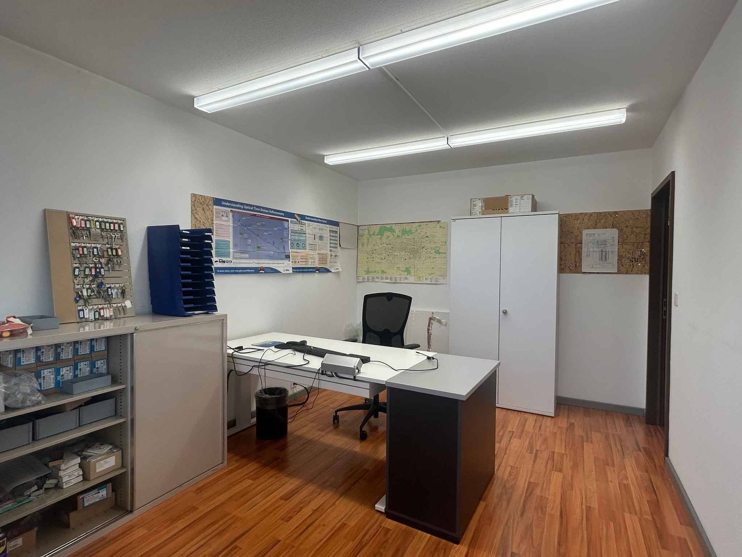 51m² office

Offices, 51 m2 premises for rent in La Chaux-de-Fonds

Strategic location on the POD
TP in front of the building
CFF station only 10 minutes away
Shops and services in the immediate vicinity

Partitioned offices
Sanitary facilities
Very bright

Availability: 01.10.2026

Rent: CHF 900.-/, photo 1 of 5