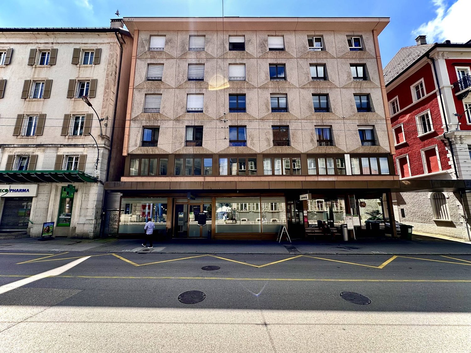 51m² office

Offices, 51 m2 premises for rent in La Chaux-de-Fonds

Strategic location on the POD
TP in front of the building
CFF station only 10 minutes away
Shops and services in the immediate vicinity

Partitioned offices
Sanitary facilities
Very bright

Availability: 01.10.2026

Rent: CHF 900.-/, photo 4 of 5