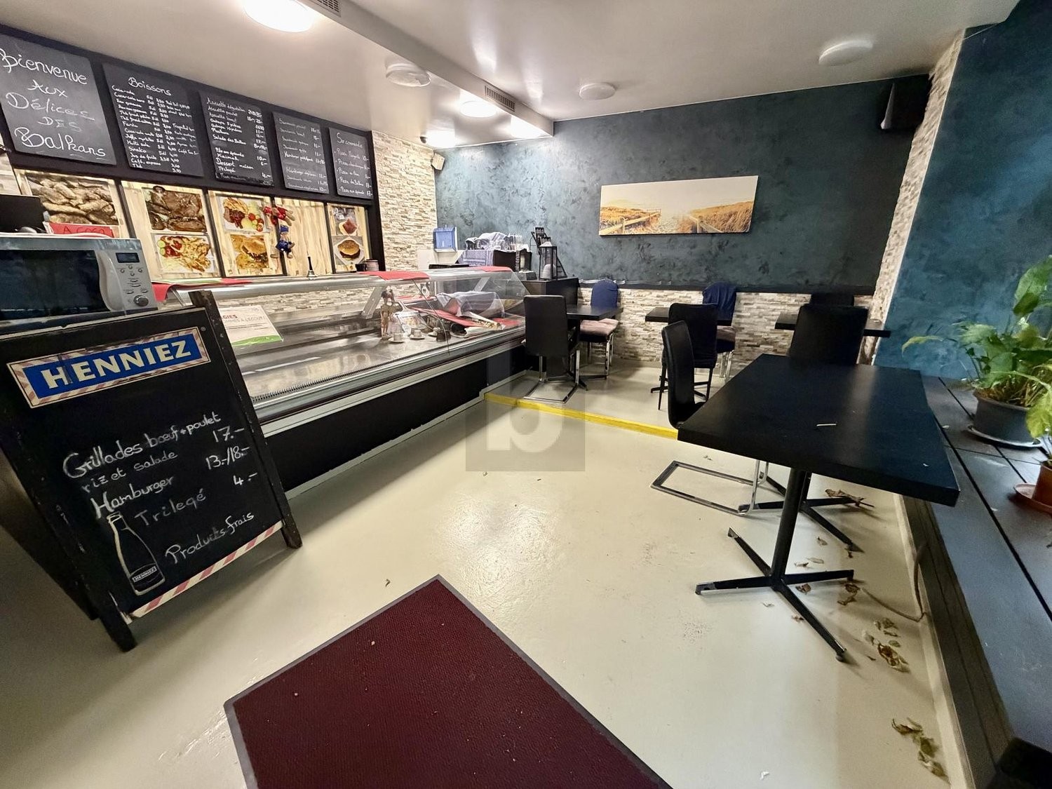 70m² shop, photo 1 of 4