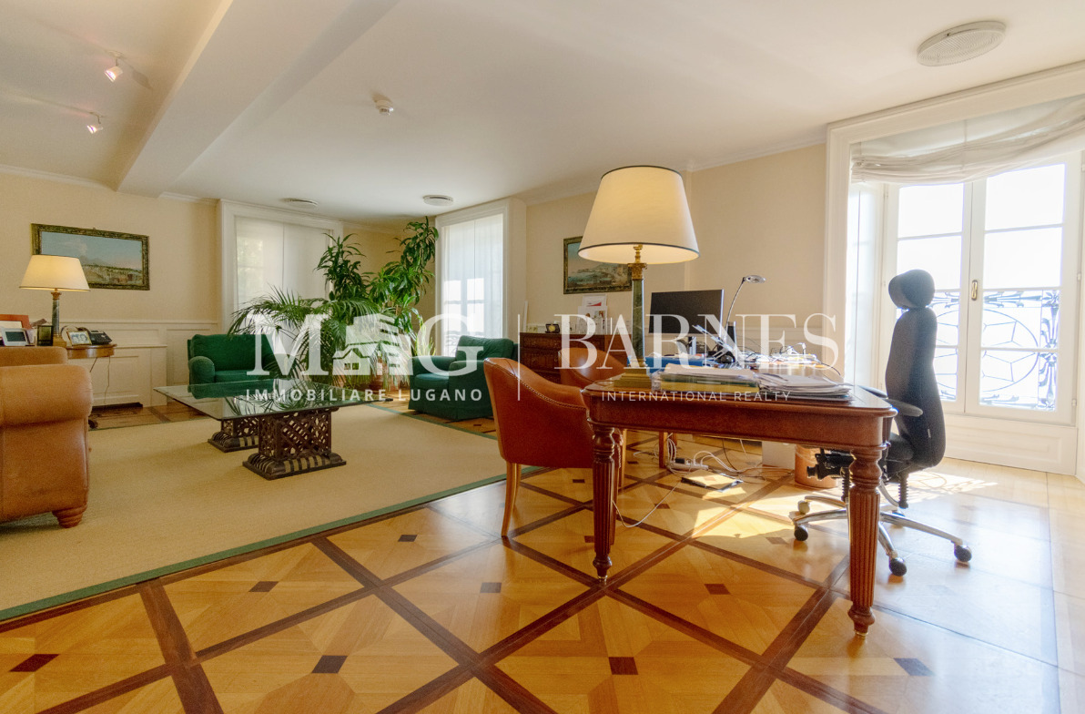578m² office