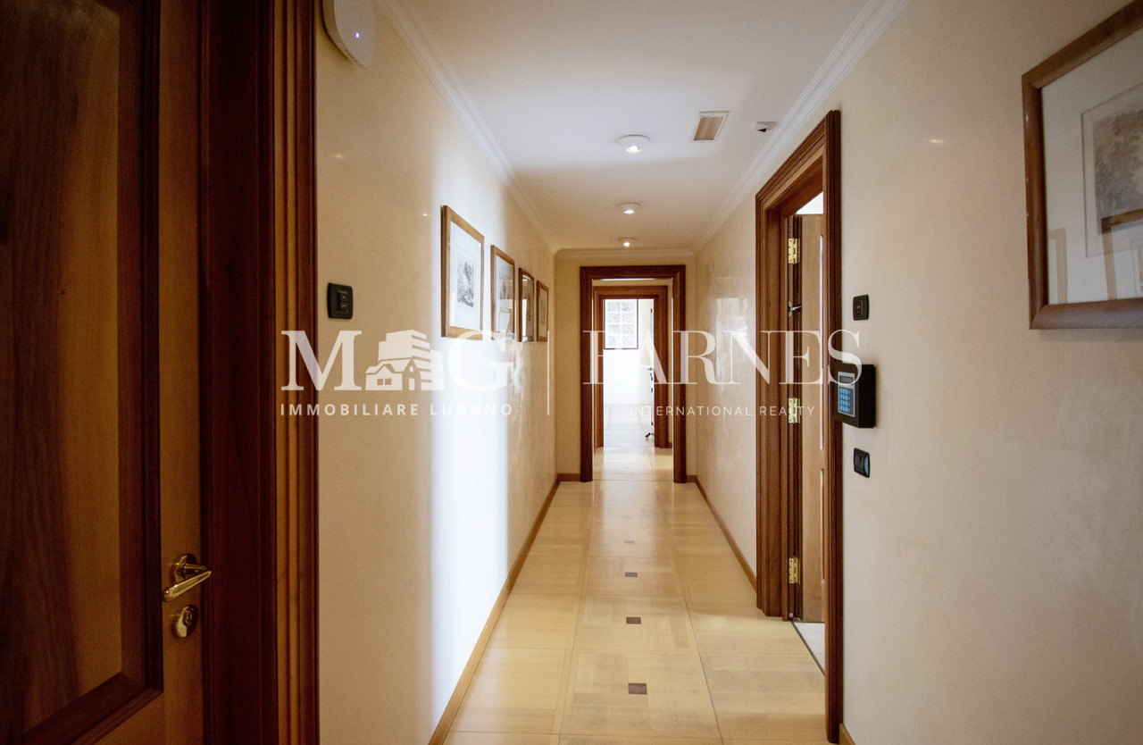 578m² office