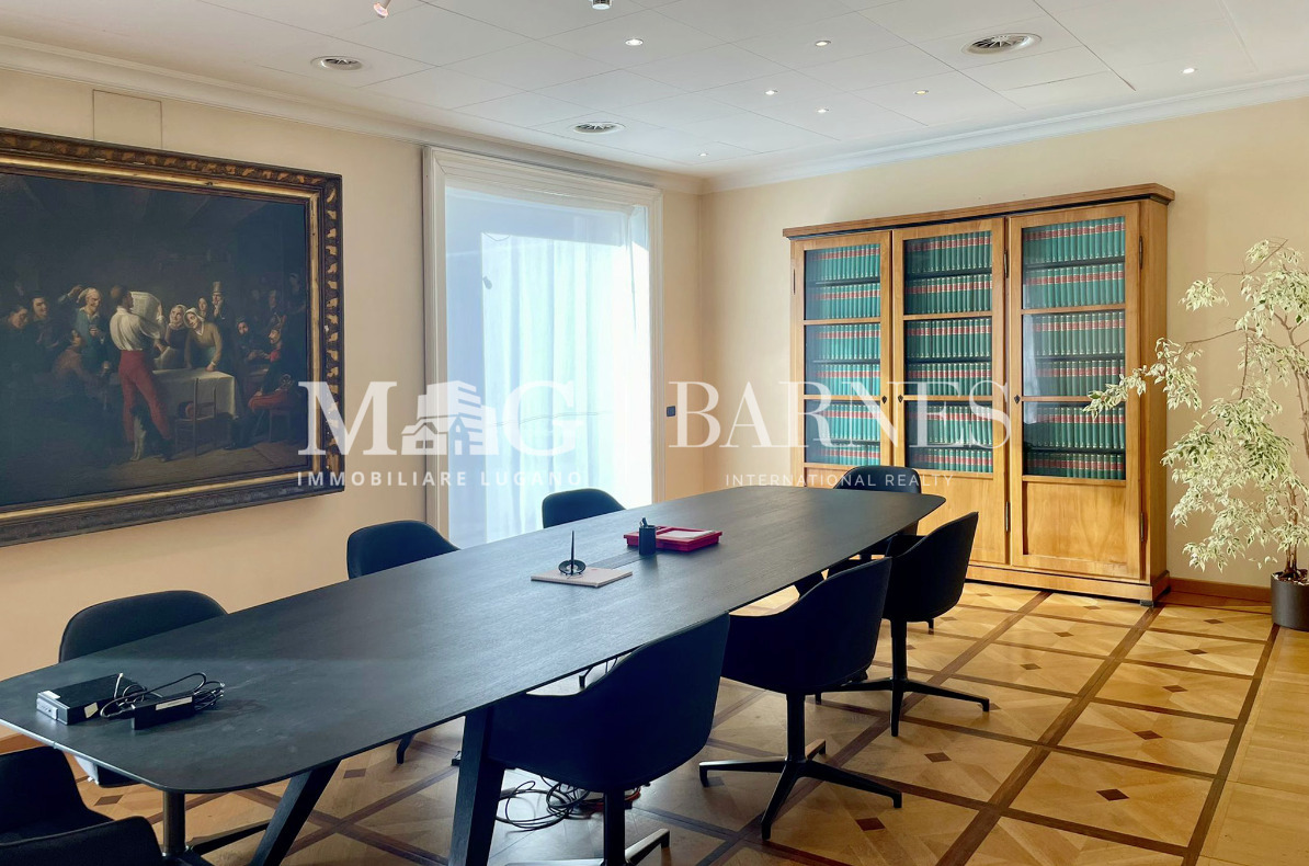 578m² office