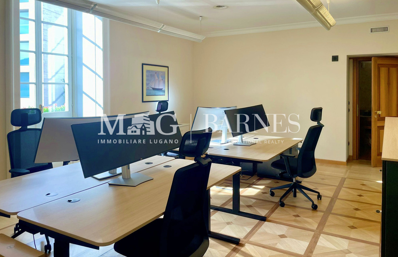 578m² office