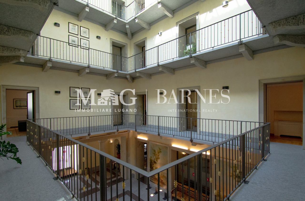 578m² office
