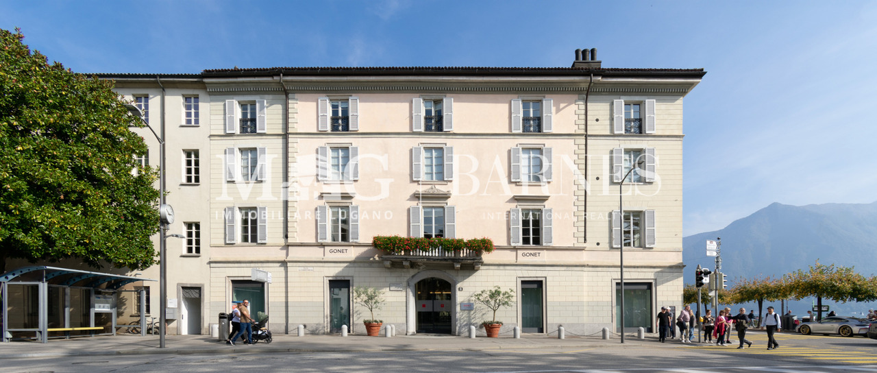 578m² office