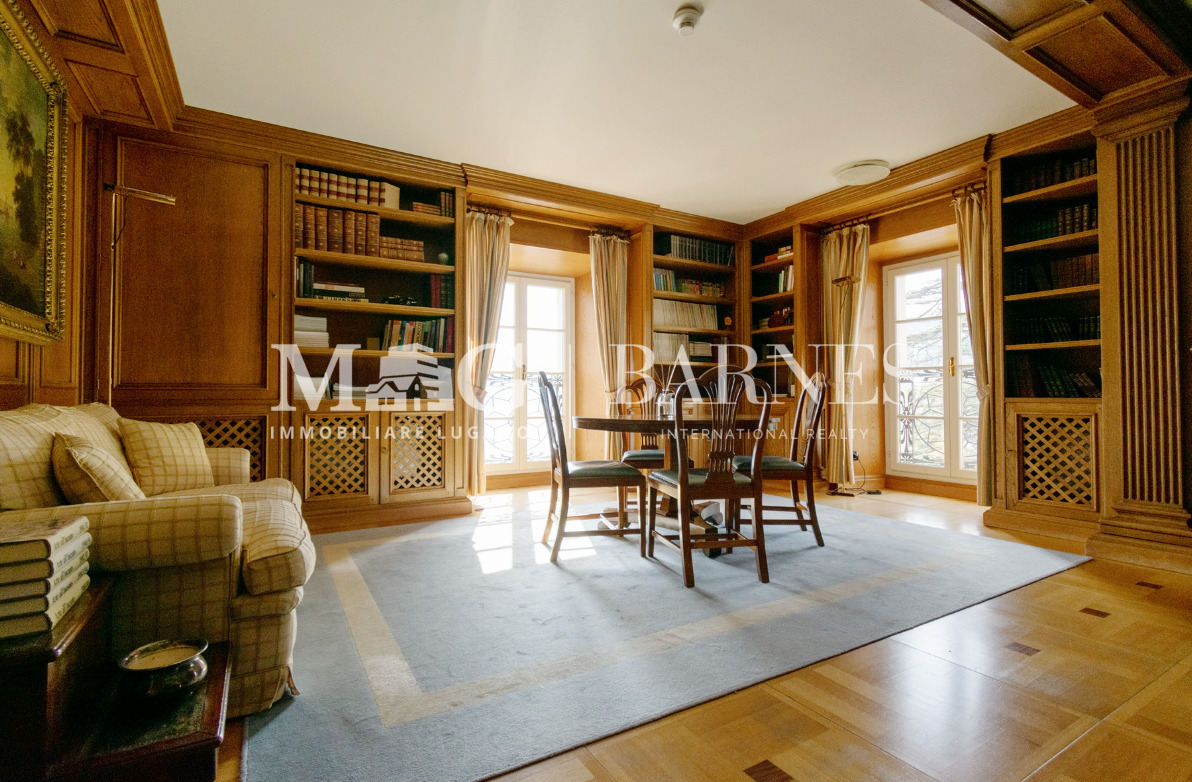 578m² office