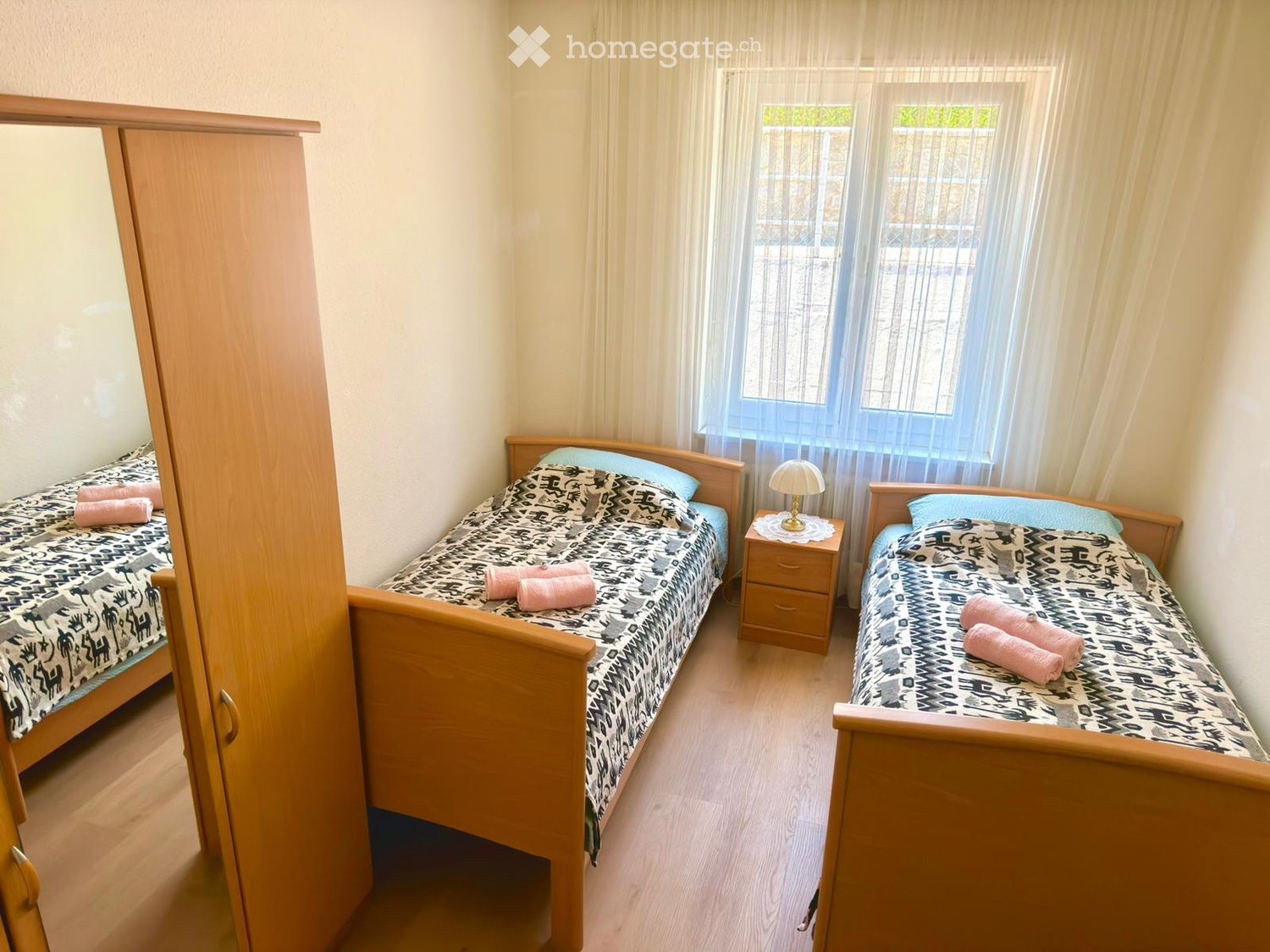 Location Appartement à Porza 3,5 pièces entièrement meublé, dernier étage avec splendide vue sur la ville et sur le lac de Lugano. Uniquement locations de courte durée à partir de février 2027. 1850 mensuels tout inclus sans décompte, photo 2 sur 5