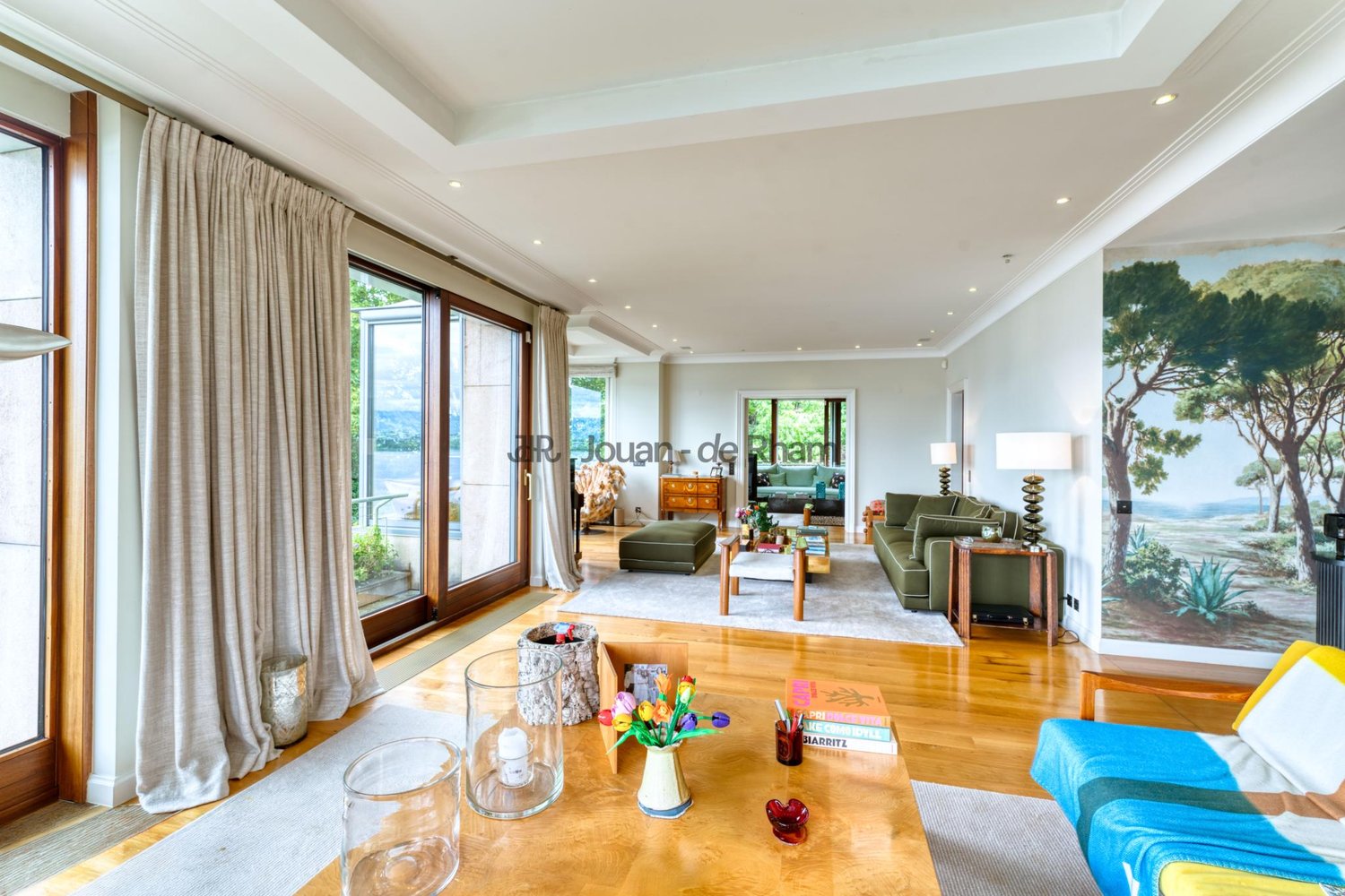8 rooms apartment