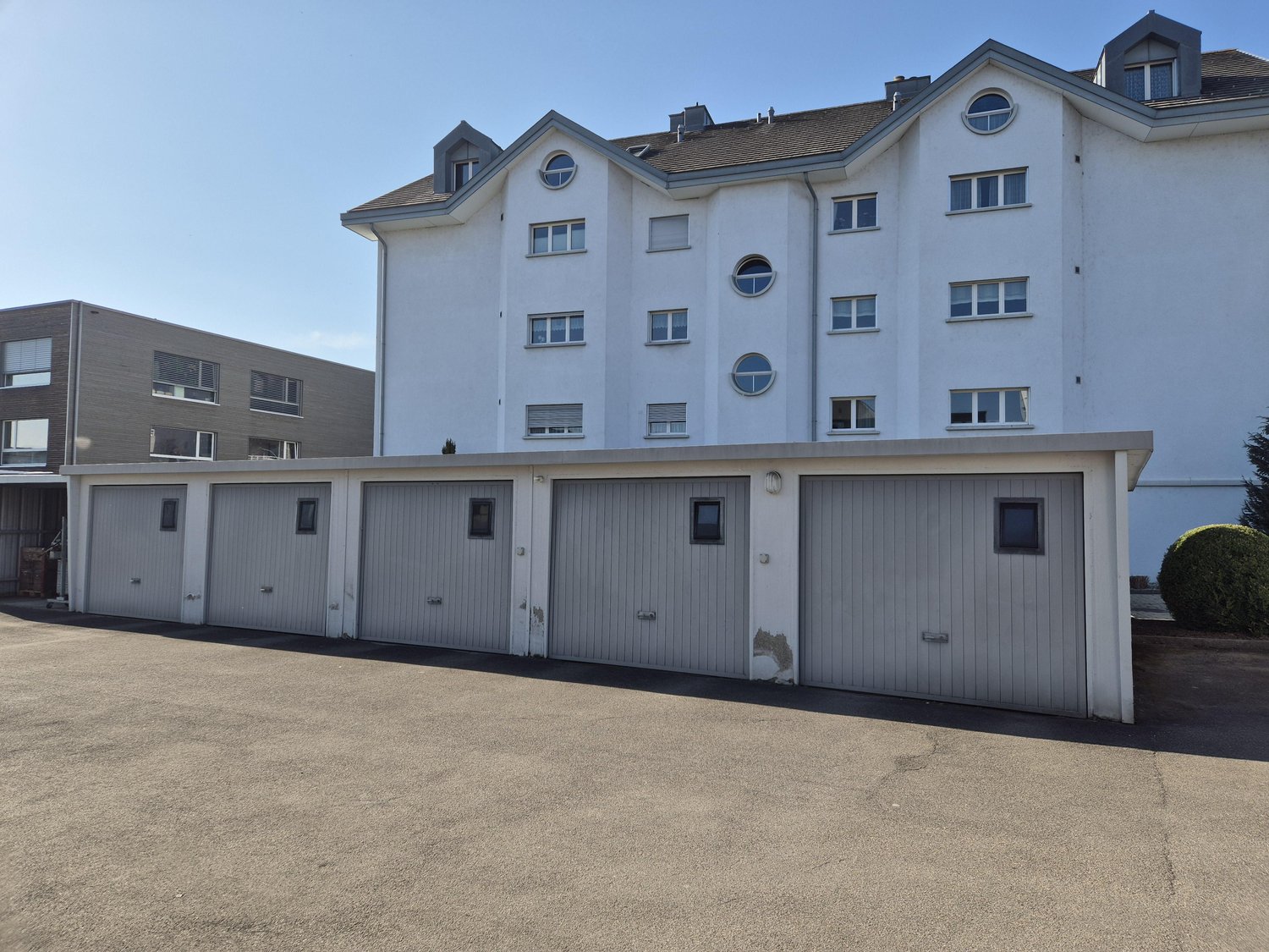 Single garage, photo 1 of 3