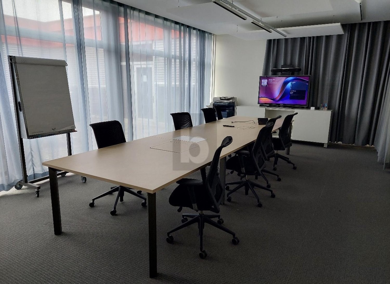 250m² office
