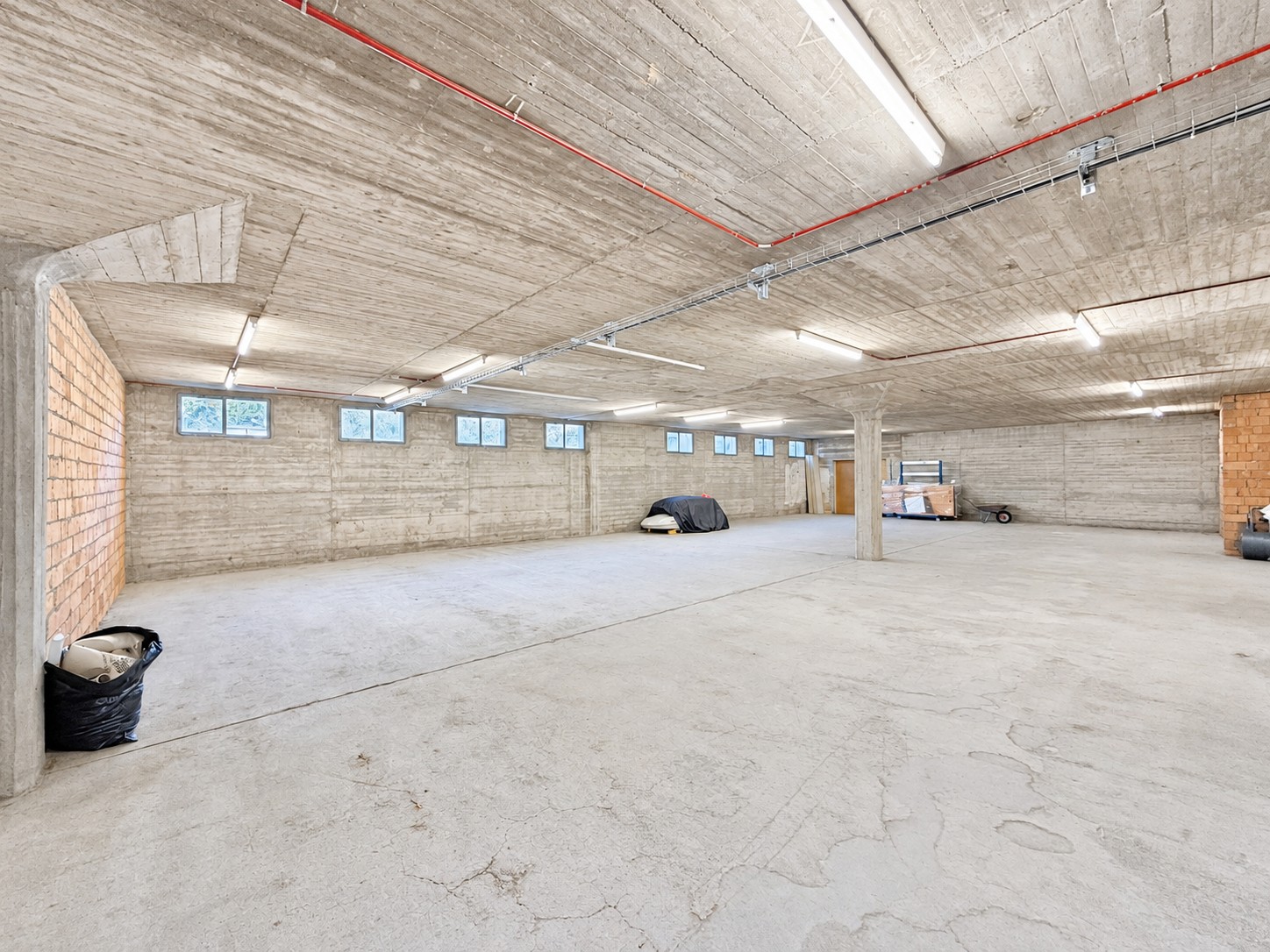 520m² storage room