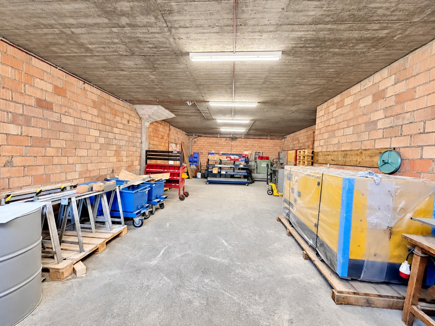 520m² storage room