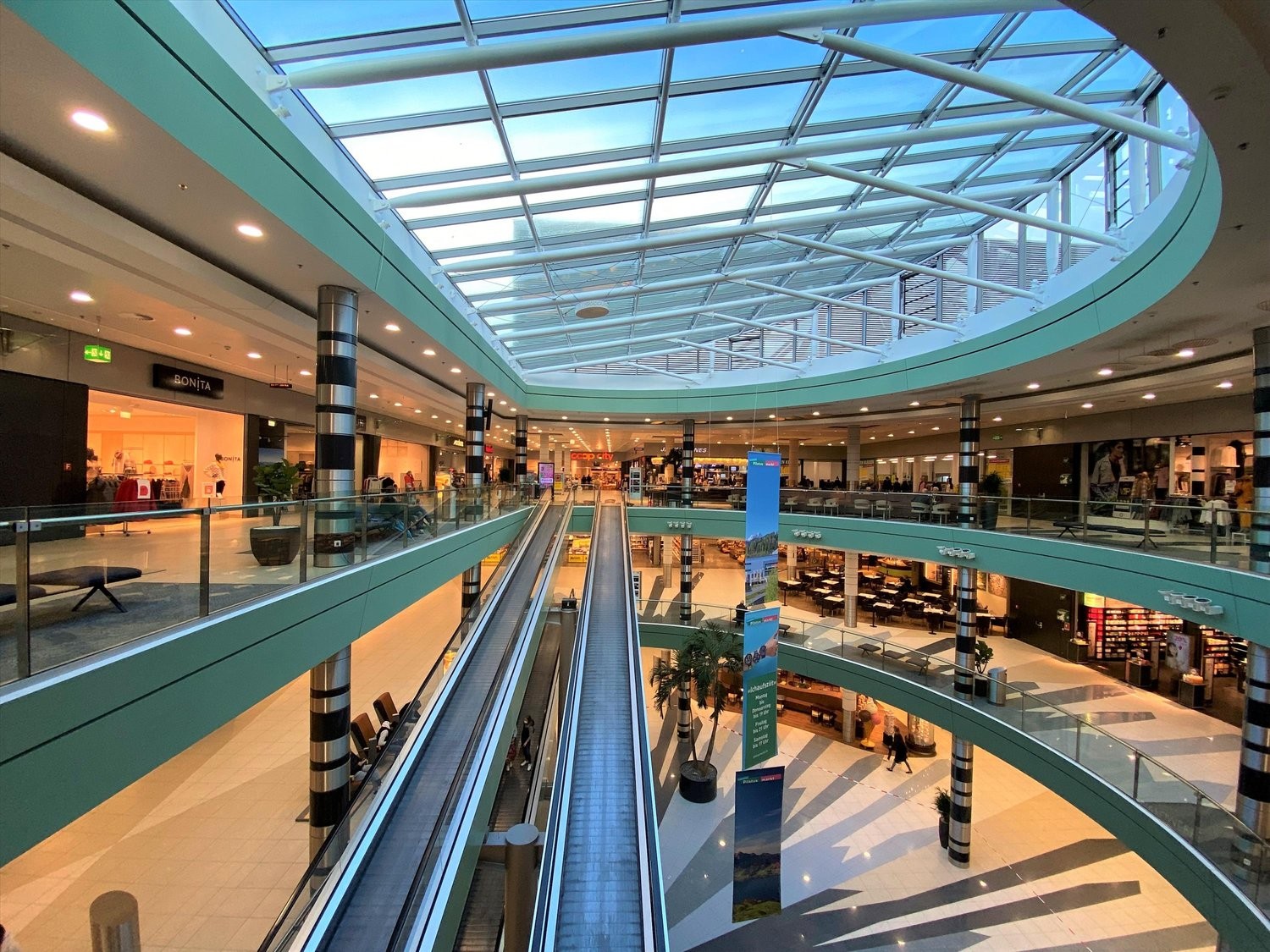 100m² shop, photo 3 of 4