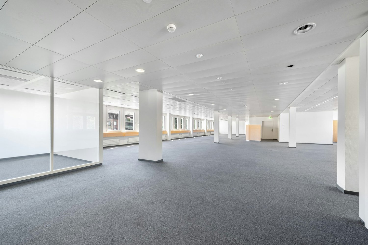 610m² office