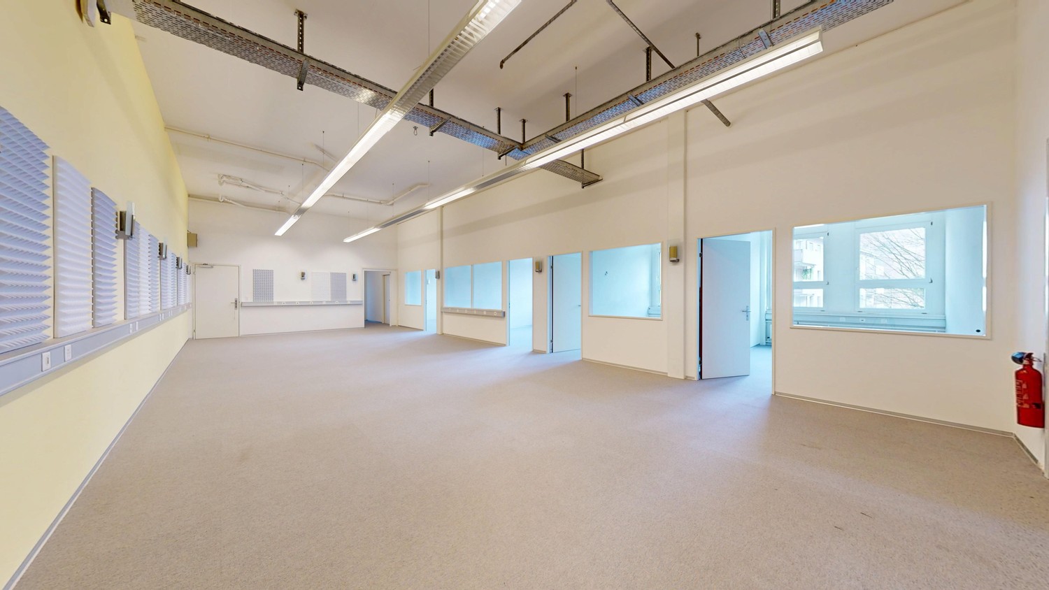 235m² commercial, photo 2 of 7