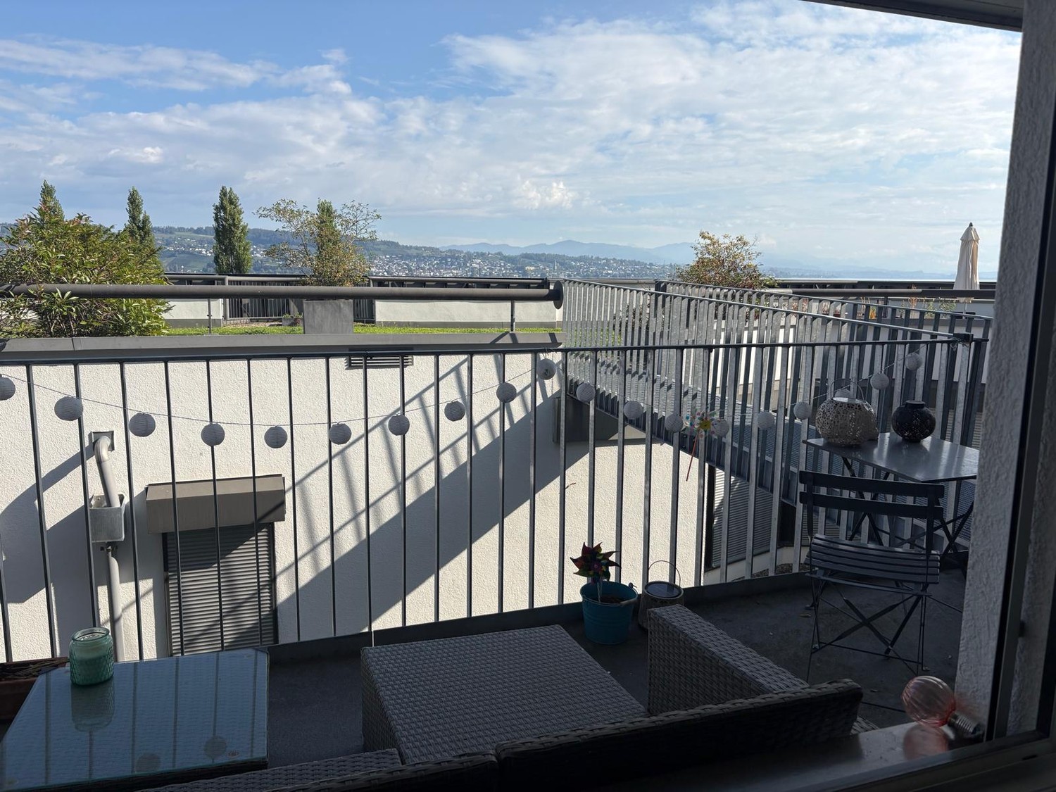 2 ½ room apartment","description":"2 1/2 room apartment in 8820 Wädenswil, with a view of the beautiful Lake Zurich, in a quiet residential area. Bus in the immediate vicinity of the apartment, BHF reachable in 8 minutes on foot. Parking space in a large parking garage, enclosed, available for rent.
