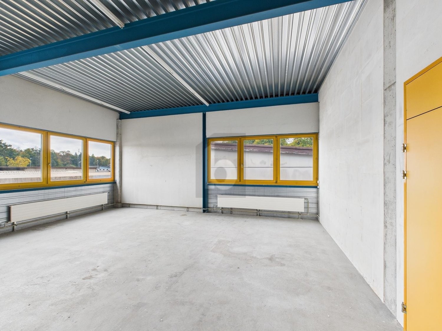 75m² storage room, photo 1 of 4