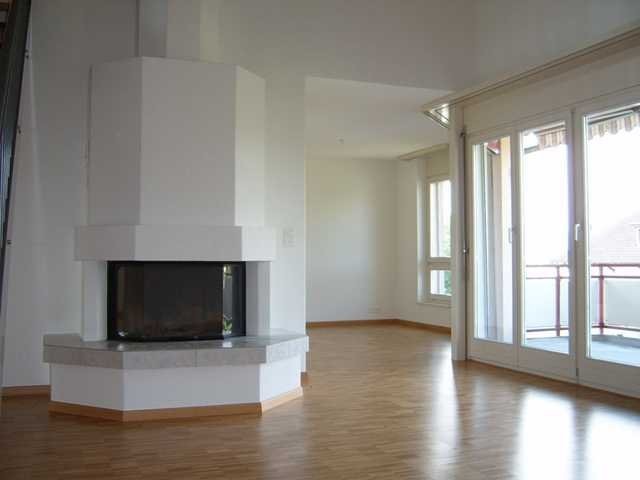Duplex di 6 ½ locali

L'ampio appartamento si trova nel quartiere di Rüeggisingen, in una posizione molto soleggiata con vista ininterrotta sul Pilatus.

L'appartamento dispone di pavimenti in parquet, una cucina pratica, bagno/WC oltre a doccia/WC e lavatrice/asciugatrice propria nell'appartamento.